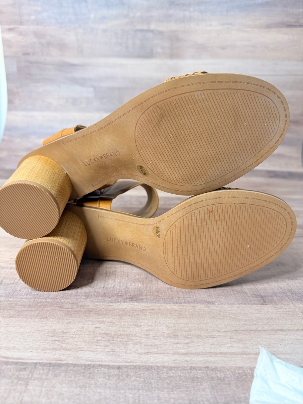 NWOT Lucky Brand Pomme Sandals 8.5 - Picture 4 of 5